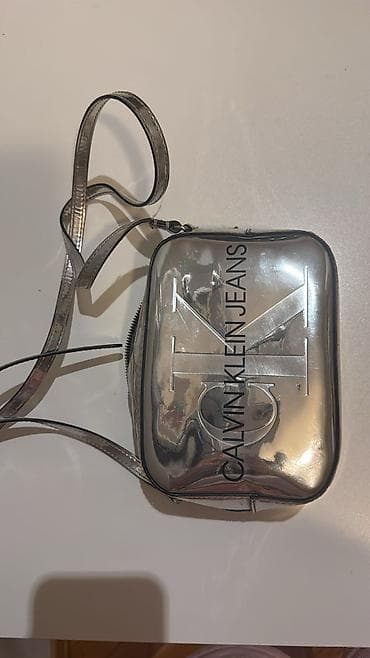 Calvin Klein Jeans çiyin çantası.Yeni kimidir.Her biri marka