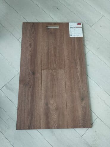 Galata markasının taxta döşəmə paneli. Tünd qəhvəyi rəngdə olan bu