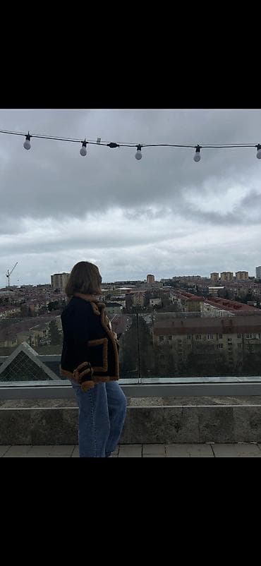 Qadınlar üçün qışlıq kürklü jaket - Model: qısa ölçülü, oversize