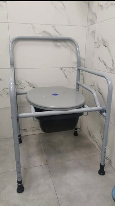 унитаз для инвалидов переносной: Xəstə karşok unitaz Bu, hündürlüyü tənzimlənə bilən, boz rəngli metal — 1