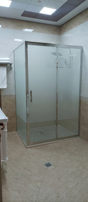 hamam kabin: Düzbucaqlı formalı, şüşəli duş kabinəsi. Kabinənin çərçivəsi metal — 1