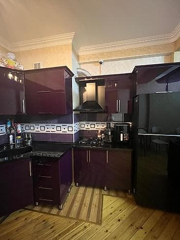 Sifarişlə taburetkalar: Mətbəx mebeli – bənövşəyi (şlamlı) parlaq MDF fasadlar, qara mərmər — 3