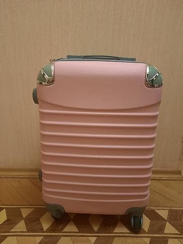 Təkərli sərt korpuslu çamadan – pastel çəhrayı rəngdə, kompakt ölçülü