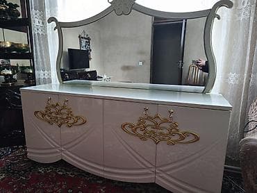 Ağ rəngli klassik üslubda güzgülü kamot - Dekor: qızılı barokko lalafo.az -da Ağ rəngli klassik üslubda güzgülü kamot - Dekor: qızılı barokko