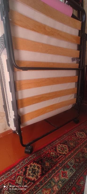 Yigilabilən tək nəfərlik təkərli çarpayı.Belarusiya istehsalı.Uzunlug — 4