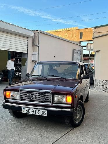 korola: VAZ 2107 sedan – klassik “Jiquli”. Rəng: tünd albalı (bordo). Kuzov — 3