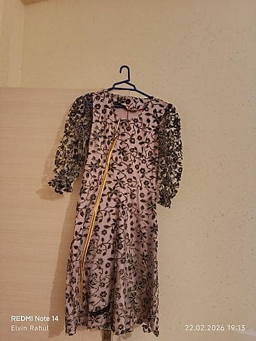 - Qadın paltarı – zərif ziyafət/gecə stili - Rəng: pudra/şampan