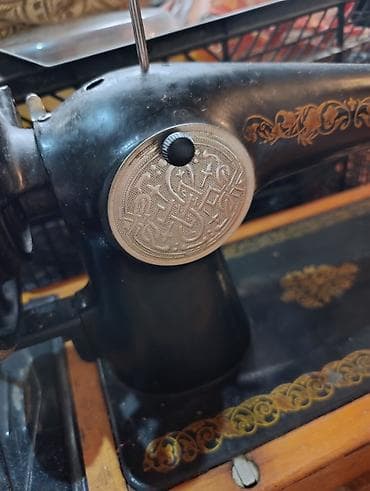 antik pullar: Mexanik tikiş maşını – əl fırladıcı ilə - Brend/nişan: “ŞMS” — 3