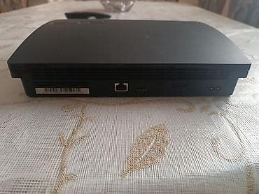 plesteyşin 3: PlayStation 3 Slim oyun konsolu - Model: Sony PS3 Slim (üst paneldə — 3