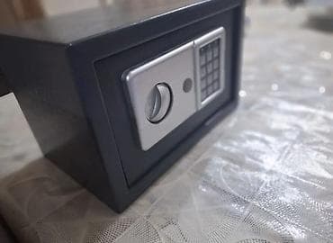 Elektron şifrə ilə seyf - Kompakt metal seyf – ev və ofis üçün. - Ön