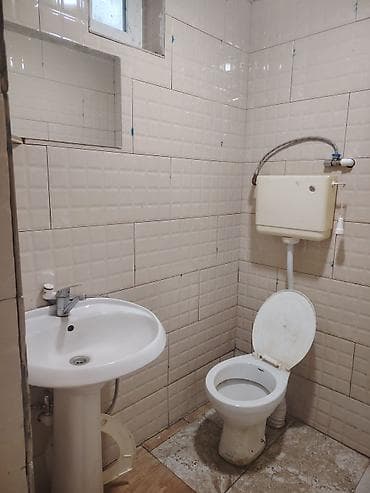 Qarajlar: Pirşağıda yeni tikilən körpülər tərəfdə, yola yaxın kirayə ev. Günlük — 7