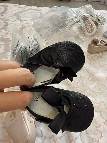 балетка новая: Kiçik qızlar üçün nəzərdə tutulmuş qara rəngli babetlər. Bu — 3