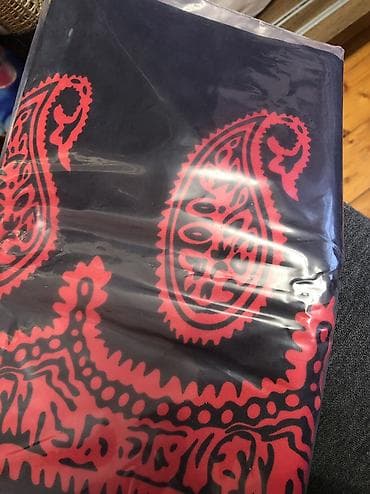 Qara-qırmızı naxışlı kəlağayi Həzi Aslanov metrosunun yanında, 245 lalafo.az -da Qara-qırmızı naxışlı kəlağayi Həzi Aslanov metrosunun yanında, 245