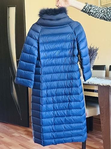 Qadınlar üçün uzun qış paltosu – tünd mavi rəngdə, yüngül şişmə