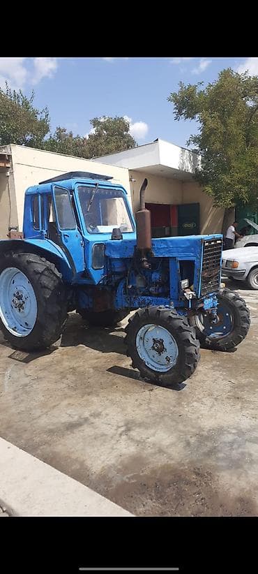 Аренда оборудования: Mavi rəngli dörd təkərli traktor Xüsusiyyətlər: - Kabinli — 2