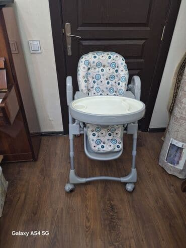 Uşaq yemək stulu - Rəng: boz çalarlar, naxışlı yumşaq oturacaq və bel