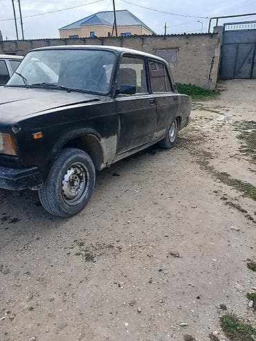 lada priora 2018: VAZ 2107 sedan - Kuzov: 4 qapılı, qara rəng. Ön radiator barmaqlığı — 4