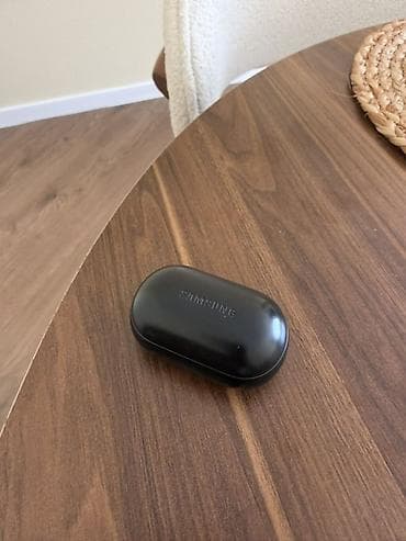 Samsung Galaxy Buds (qara) – tam simsiz qulaqlıq - Kompakt şarj qabı