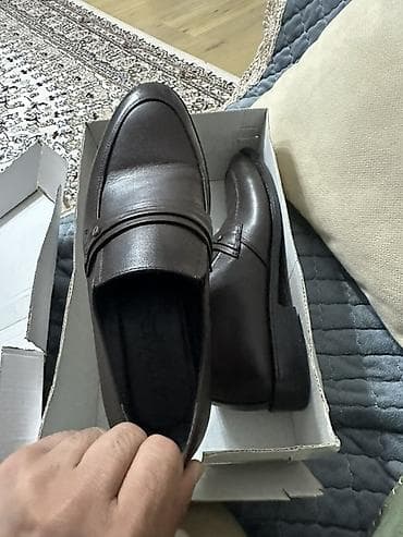 Туфли: Kişi klassik loafer ayaqqabısı Geynilməyib,yenidir.Təmiz dəri.Ölçü — 4