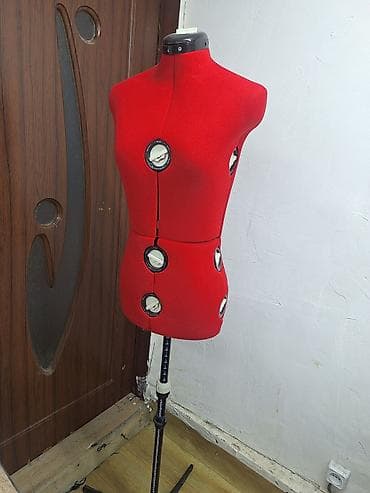 manken: Qadın, Məxmər, Qırmızı — 1