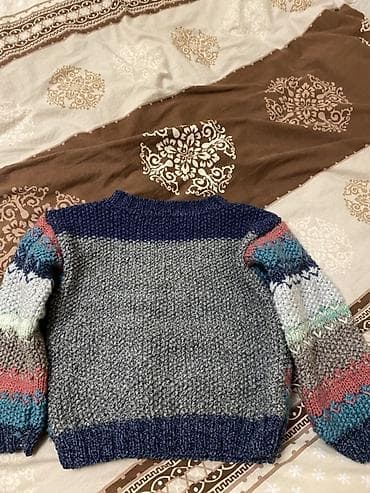 don geyim: Uşaq üçün əl işı trikotaj sviter.4-6 yaşa qədər geyinilə bilər Votsapa — 2