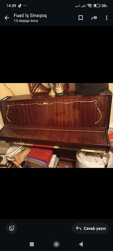 Upright piano – klassik ağac korpusu və dekorativ qızılı elementlərlə — 1