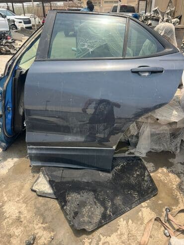 барои сафед кардани руй: Chevrolet Equinox avtomobilinin qapısı. Ağ rəngdədir və avtomobilin — 2