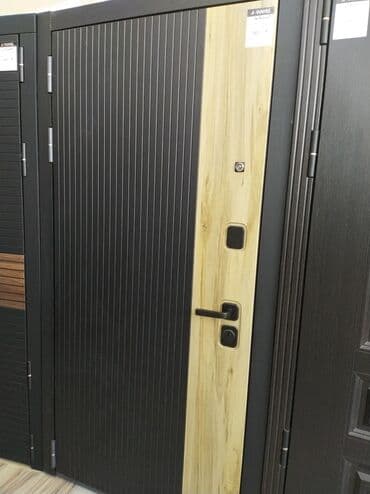 Otaq qapıları: Qapı, müasir dizaynı ilə seçilir. Qapının bir hissəsi şaquli xətlərlə — 1