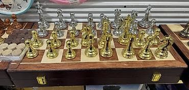 Metal şahmat dəsti - Şahmat taxtası: Taxta teksturalı, qatlanan qutu