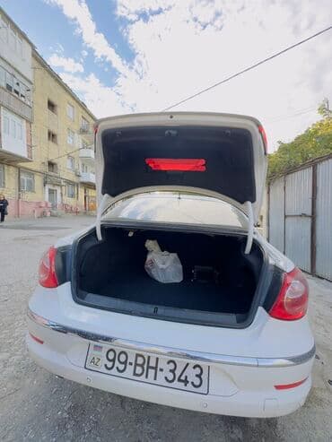 фольксваген пассат сс: Volkswagen CC, ağ kuzov və açıq rəngli-süet/deri kombinasiyalı salon — 7