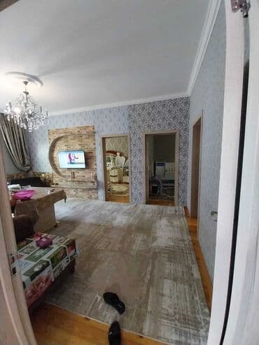 kewle qesebesinde ev: Satılır: həyətli ev - Geniş, tam daş döşəməli həyət. Hündür, taxta — 15