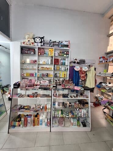 işlənmiş vitrinlər: Şüşə vitrinler, şkaf, asilqan panel ve polkalar satilir. normal — 2