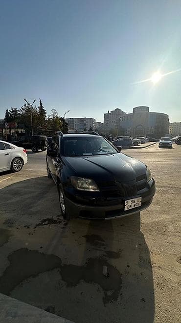 Транспорт: Mitsubishi Outlander – qara rəng, 5 qapı, kompakt SUV. Maşın tam — 5