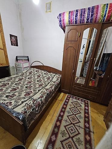 paltar mebeli: Yataq dəsti tecılı satılır. matras da var. ünvan Bayıl — 2