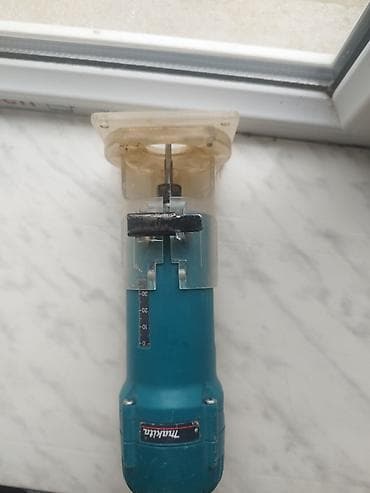 Sendviç panellər: Makita firmasına məxsus kənar frez (trimmer/laminat frezi). Bu model — 2