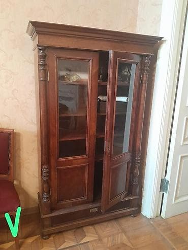Antik üslubda şüşəli vitrin şkaf - Material: tam ağac (qoz rəngində)