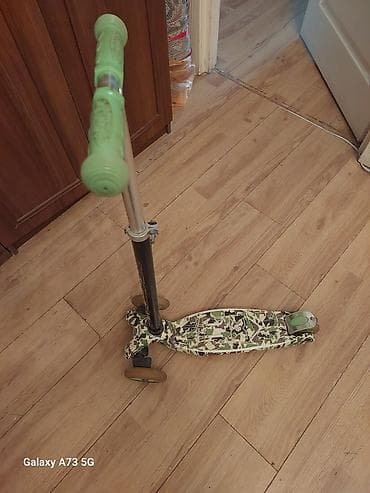 Uşaq skuterı – 3 təkərli, kamuflyaj naxışlı gövdə və yaşıl tutacaqlar — 1