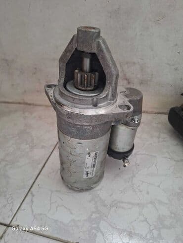 Gümüşü rəngdə, avtomobil üçün nəzərdə tutulmuş starter. Mühərrikin işə lalafo.az -da Gümüşü rəngdə, avtomobil üçün nəzərdə tutulmuş starter. Mühərrikin işə