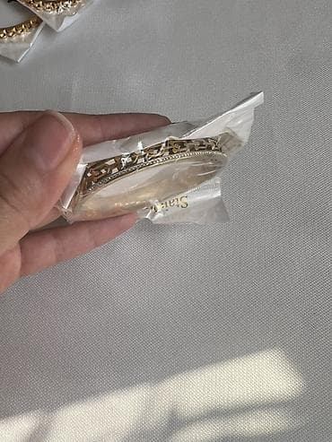 bilerziy: Qızılı rəng metal qolbaq – dekorativ naxışlı, bərk halqa model. - — 2