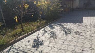 ev şəkilləri çəkmək: İki mərtəbəli həyət evi - Fasadı dekorativ suvaqlı, geniş panoram — 5