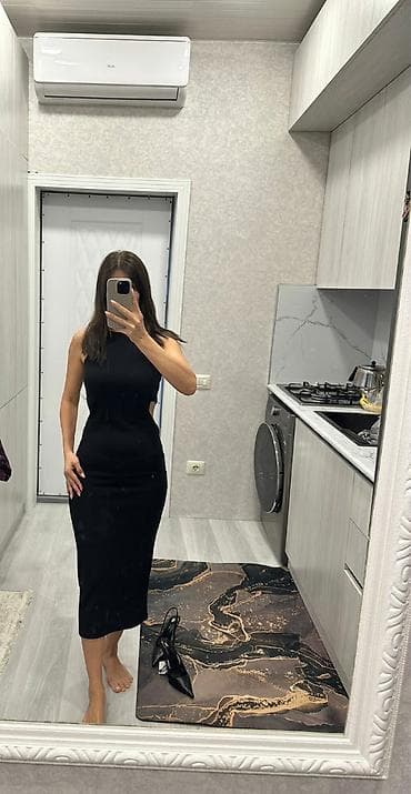 Qadın geyimi – qara, bədənə oturan midi don.Stradavirusdan alinib 79 — 1