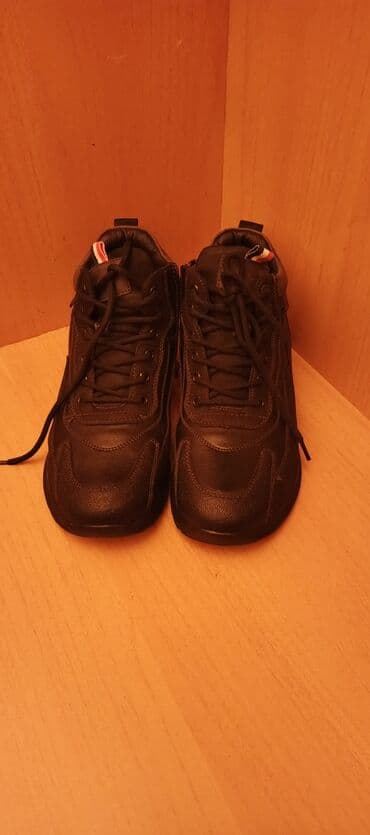 qış qısa botinkalar: Qışlıq kişi ayaqqabısı – yüksəkboğaz, bağlamalı model - Rəng: qara - — 2