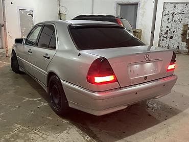 Mercedes-Benz C-Class: 2.2 l | 1994 il Sedan — 5