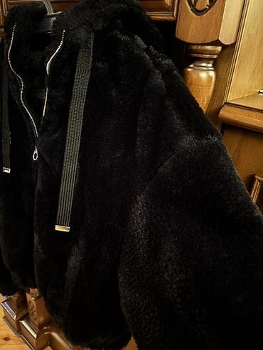 jordan jaket: Bershka qara kürklü kapüşonlu kürk - Brend: Bershka - Rəng: tam qara — 2