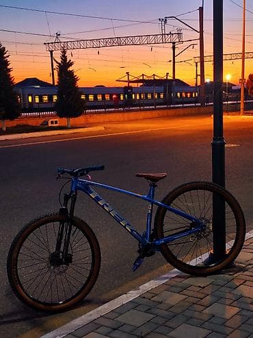 velasbet: Trek hardtail dağ velosipedi - Gövdə: yüngül alüminium, mavi rəngdə — 8