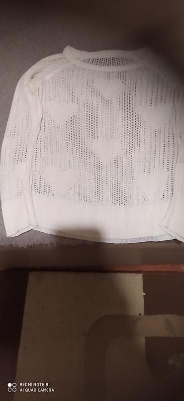 ag qara: Ağ rəngli, yüngül trikotaj bluz/sviter. İncə, nəfəsalan açıq naxışlı — 1