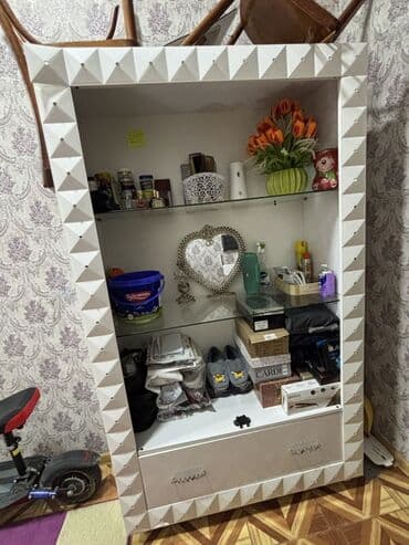 Şüşəli dolab vitrini