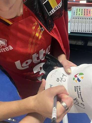Baş geyimləri: 12 imzali EvroVolley kepka razmer:standart
Kepka orijinaldi — 3