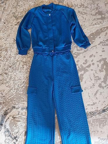 Baş geyimləri: Parlaq mavi rəngdə iki hissəli dəst: - Üst: bomber tipli jaket, ribli — 1