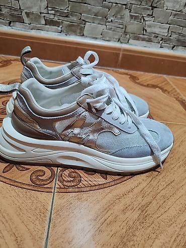 красовка: Qadın krossovkası - Rəng: açıq boz/ağ tonlar, yanlarda metalik — 3